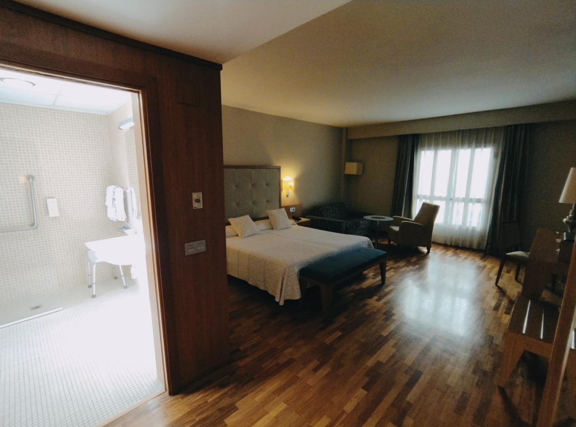 Superior Twin Room Disability Access,1477203046:JPEG